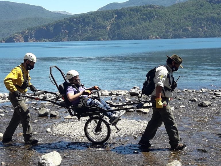 El Parque Nacional Lanín sumó sillas de senderismo adaptadas