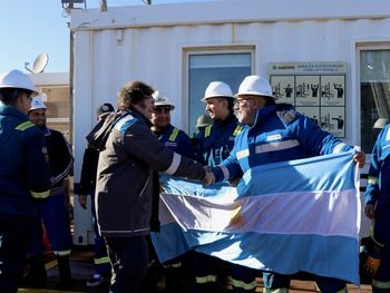 las dos vaca muerta: records contrastan con despidos, pymes marginadas y multinacionales en retirada