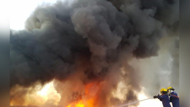 Contaminación: tiraron y prendieron fuego 150 tachos de fueloil en Vista Alegre