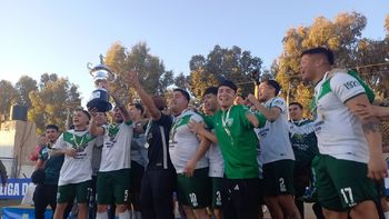 Unión Vecinal levantó la copa en el Gigante del barrio Sarmiento. Foto: gentileza El Valle Futbolero