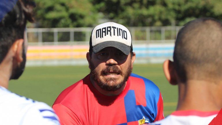 El ex Rojo neuquino que dirige en la única liga latina con fútbol