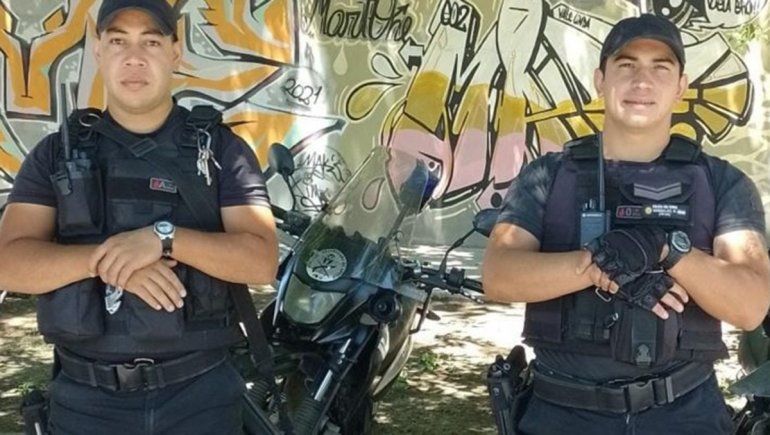 Policías salvaron a un perro que cayó al canal de riego