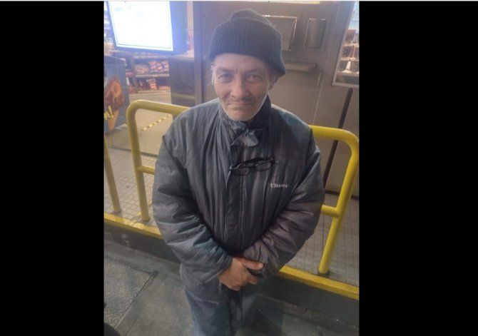 Duerme en la calle en Buenos Aires y buscan a su familia en Cutral Co