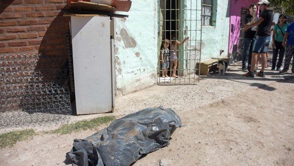 Ayer, los vecinos se reunieron a tratar el caso y expusieron el cuerpo tapado de un perro muerto en la noche.