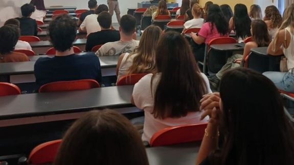 Una universidad prohíbe usar minifaldas