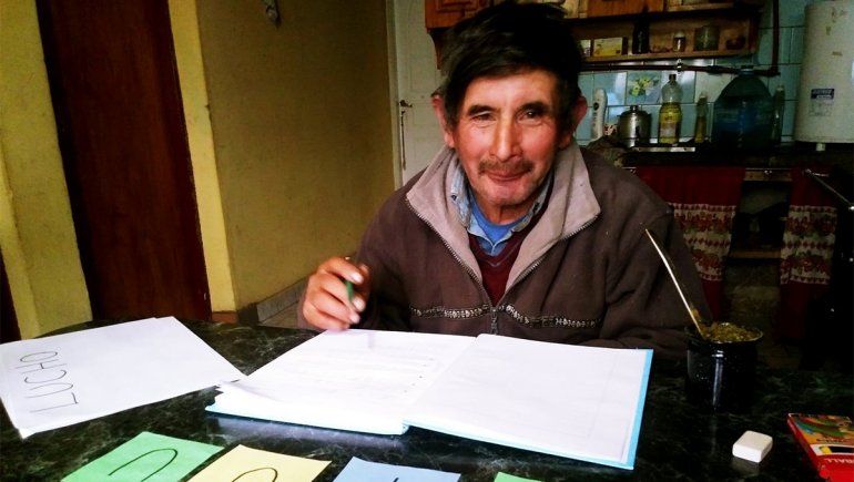El criancero que aprendió a escribir su nombre a los 63 años