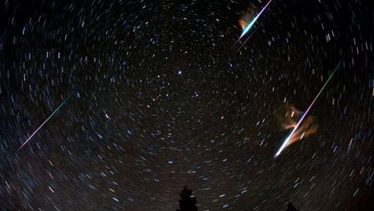 La lluvia de estrellas alcanza su punto máximo entre la medianoche y el amanecer del 12 al 13 de agosto. La lluvia de estrellas alcanza su punto máximo entre la medianoche y el amanecer del 12 al 13 de agosto.
