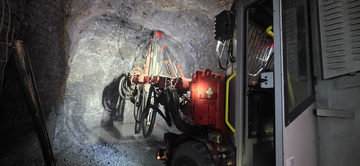 Inversiones en la flota: Nuevos camiones, cargadores y excavadoras permiten a MDN alcanzar tasas de extracci&oacute;n m&aacute;s altas. Foto: www.cerradogold.com