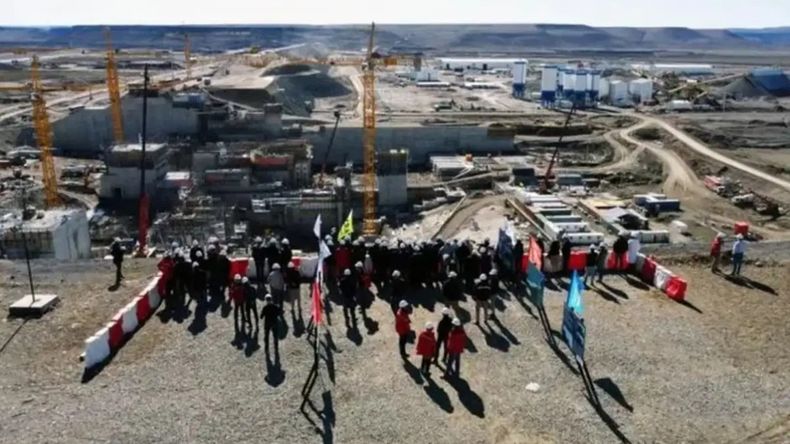 Trabajadores de la UOCRA en una de las obras de las represas del río Santa Cruz, paralizadas desde noviembre de 2023 por falta de financiamiento.&nbsp;