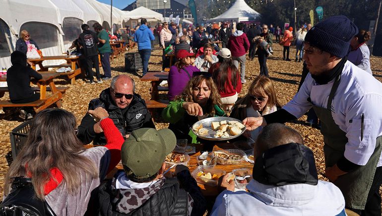 Gran concurrencia en Vila Pehuenia en los festejos. Gastronomía y turismo en una de las altas más lindas de la cordillera. Gran concurrencia en Vila Pehuenia en los festejos. Gastronomía y turismo en una de las altas más lindas de la cordillera.