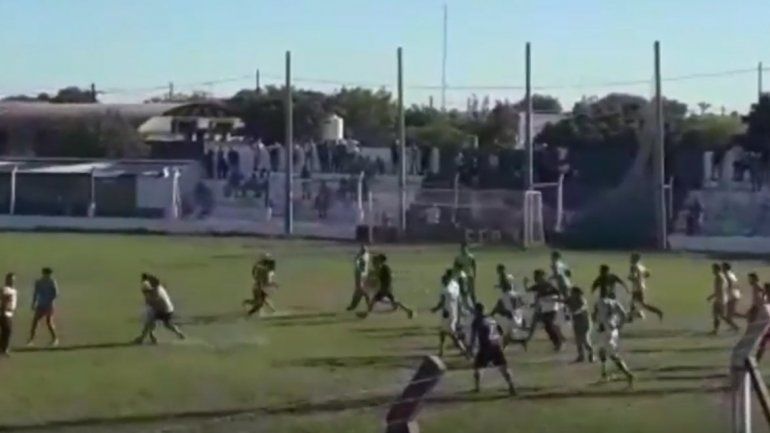 Brutal patada karateca en pleno partido de fútbol