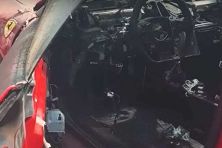 El interior también era un desastre: prácticamente nada se salvaba en esta Ferrari 458 Spider. El interior también era un desastre: prácticamente nada se salvaba en esta Ferrari 458 Spider.