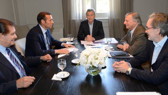 El gobernador de Neuquén, con el presidente Mauricio Macri. Si Nación autoriza pagarlo al precio internacional, la provincia recibiría menos regalías.&nbsp;