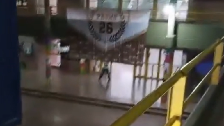 Hay gran conmoción por el brutal crimen ocurrido en el ingreso a la escuela. Hay gran conmoción por el brutal crimen ocurrido en el ingreso a la escuela.