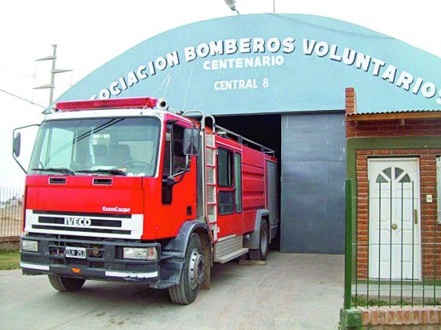 Las maniobras las hicieron los bomberos de Centenario.