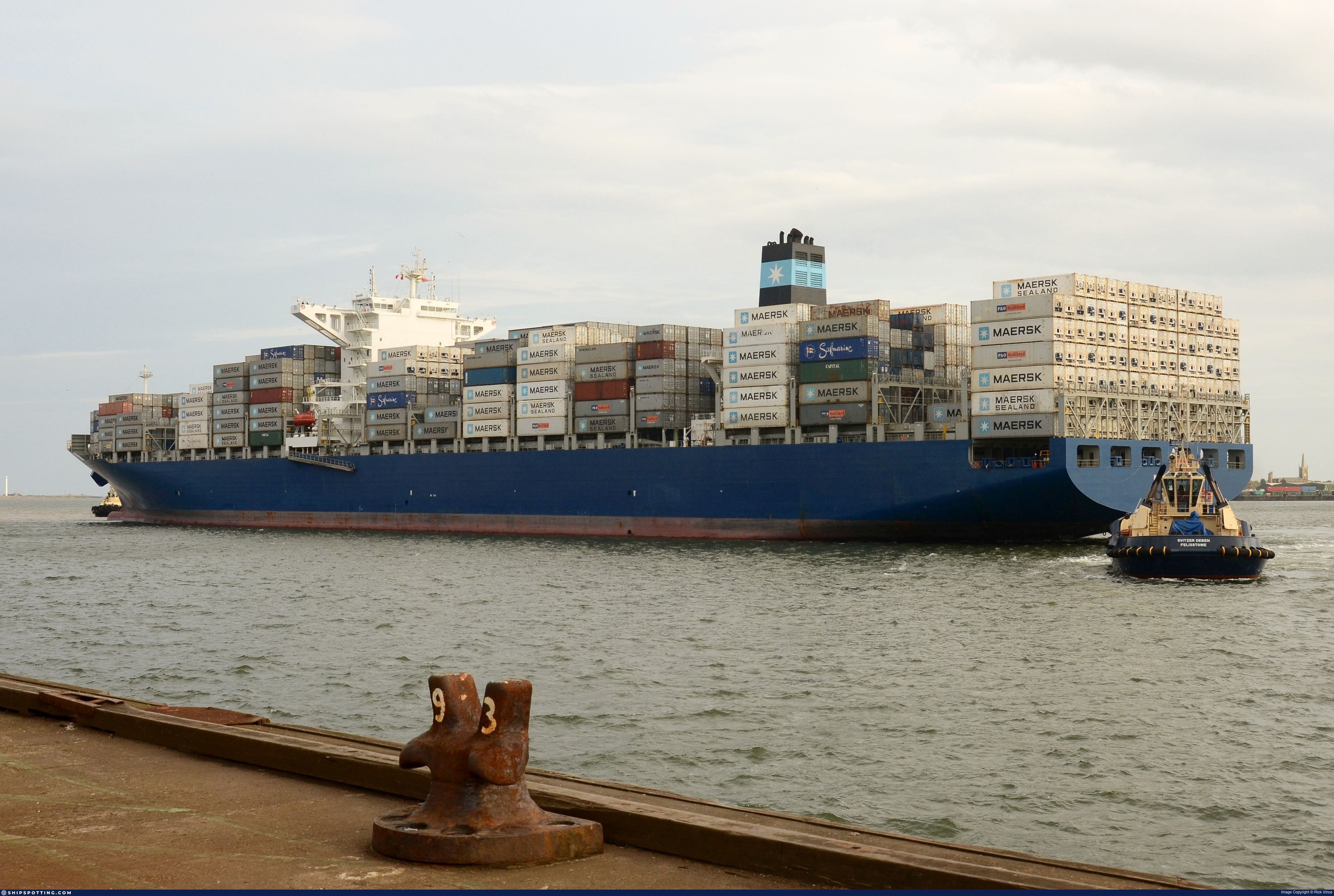 La nave Maersk Saltoro, un emblema de la empresa marítima, hoy a la deriva en el oceano con 1.300 contenedores de cerezas.