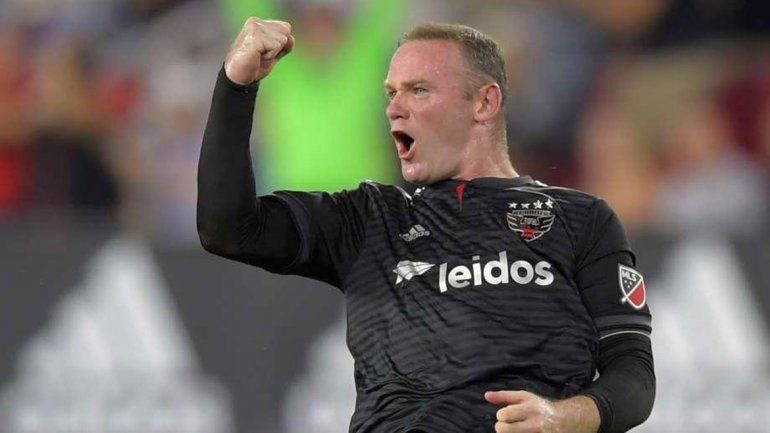 Wayne Rooney festejando un gol. Fue un centrodelantero brillante, pero fuera de la cancha peleaba con su adicción al alcoholismo Wayne Rooney festejando un gol. Fue un centrodelantero brillante, pero fuera de la cancha peleaba con su adicción al alcoholismo