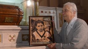 La religiosa Elda Scalco en el santuario de Laura Vucuña.