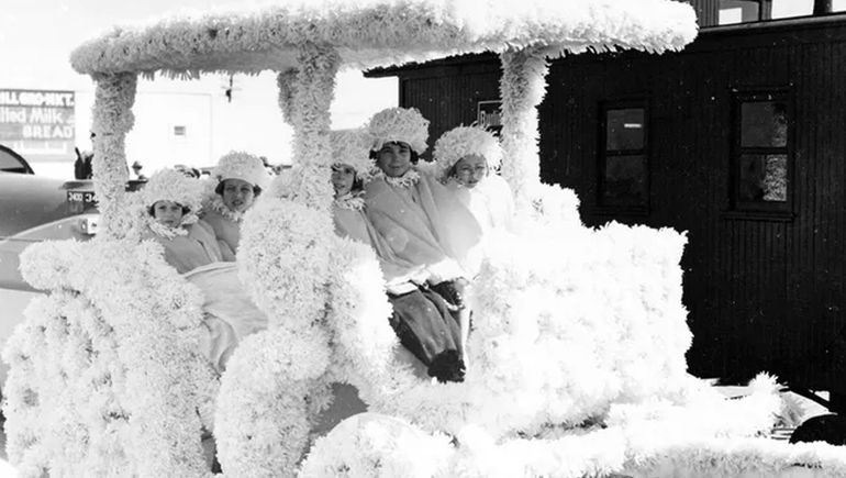 Una de las carrosas en el desfile del Día de la Suegra de 1938 en Amarillo, Texas. Una de las carrosas en el desfile del Día de la Suegra de 1938 en Amarillo, Texas.