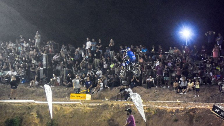 El Supercross rugió con más de cuatro mil espectadores