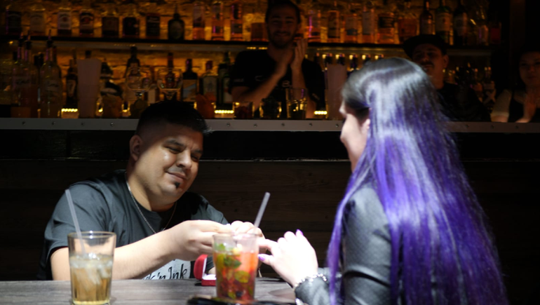 En pleno karaoke, le propuso casamiento a su novia