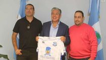 El gobernador Figueroa con la camiseta del Deportivo Rincón, en la semana previa al comienzo del torneo.  ¿Llevará suerte?  Foto: prensa Rincón