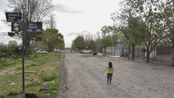Las redes troncales de cloacas son obras necesarias para los habitantes del barrio. Los contratos para el inicio de los trabajos se firmaron la semana pasada.