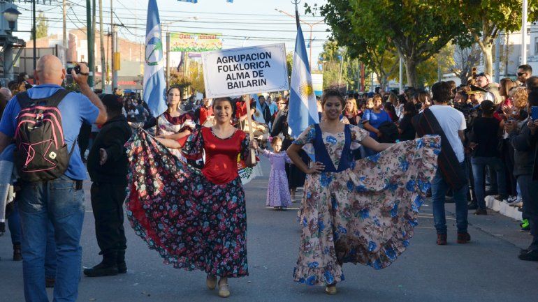 El intendente Andrés Peressini le regaló un cachorro al gobernador Omar Gutiérrez. Instituciones y escuelas sumaron mucho color al desfile que se realizó en horas de la tarde.
