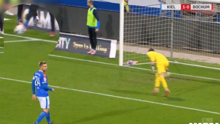 ¡Metió la pata!: Un suplente hizo un penal desde afuera, en un error nunca visto