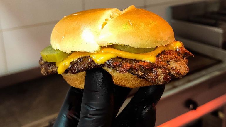 Un local de Cipolletti entregará hamburguesas gratis
