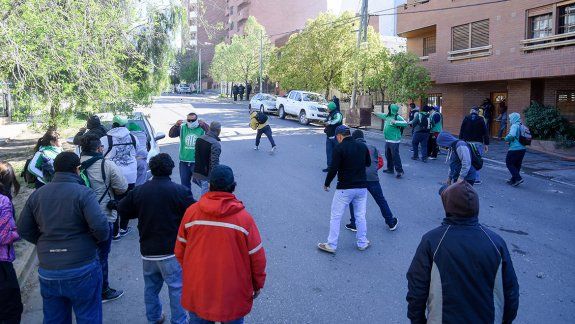 Estatales y docentes decretan paro y marchan mañana por el centro