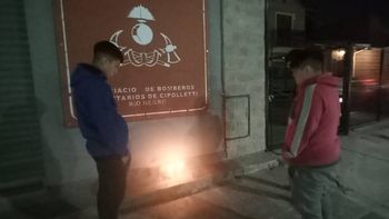 Amigos de los jóvenes que murieron en el accidente encendieron velas en el lugar. Foto: gentileza. Amigos de los jóvenes que murieron en el accidente encendieron velas en el lugar. Foto: gentileza.