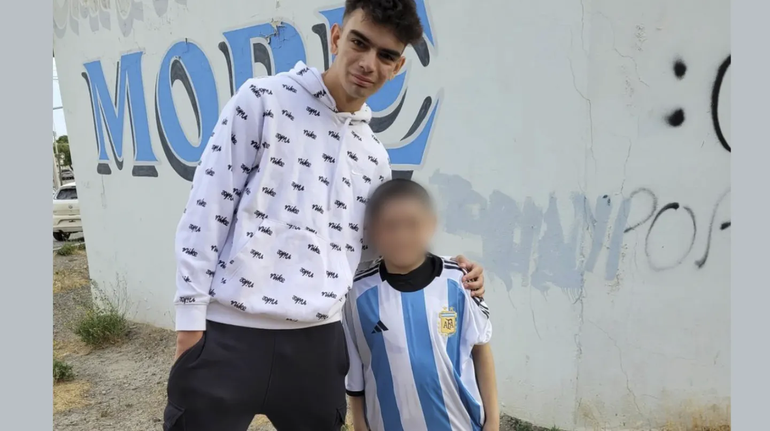 Conmovedor: vio llorar a un nene que limpiaba vidrios y le regaló la camiseta de Argentina