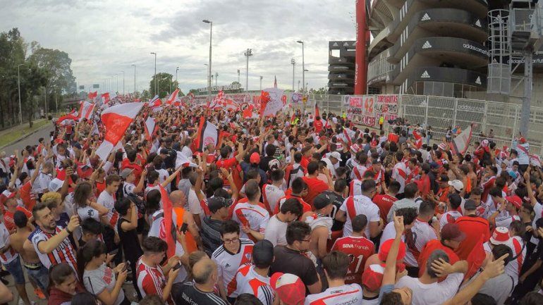 Los hinchas del Millo le dieron el último aliento al plantel con un banderazo en el Monumental