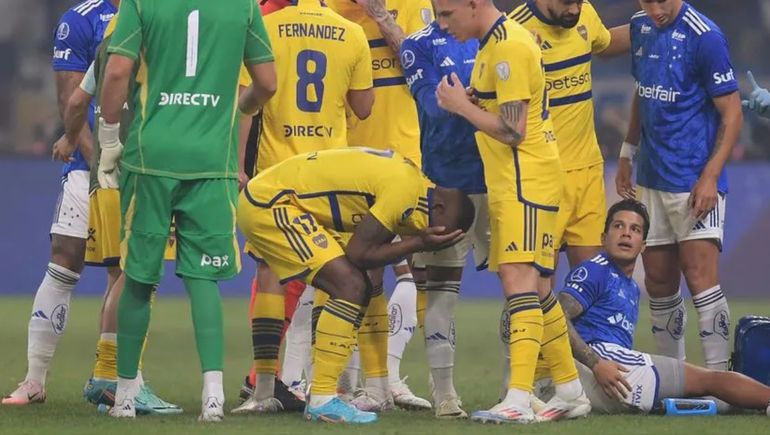 Fuerte: el jugador de Cruzeiro defenestró a Advincula por la patada que le pegó