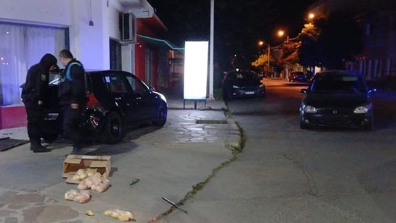 El Volkswagen Golf y el Chevrolet Corsa de los dos jóvenes hermanos que se lanzaron a correr una picada en las calles de Trelew, en Chubut.&nbsp;