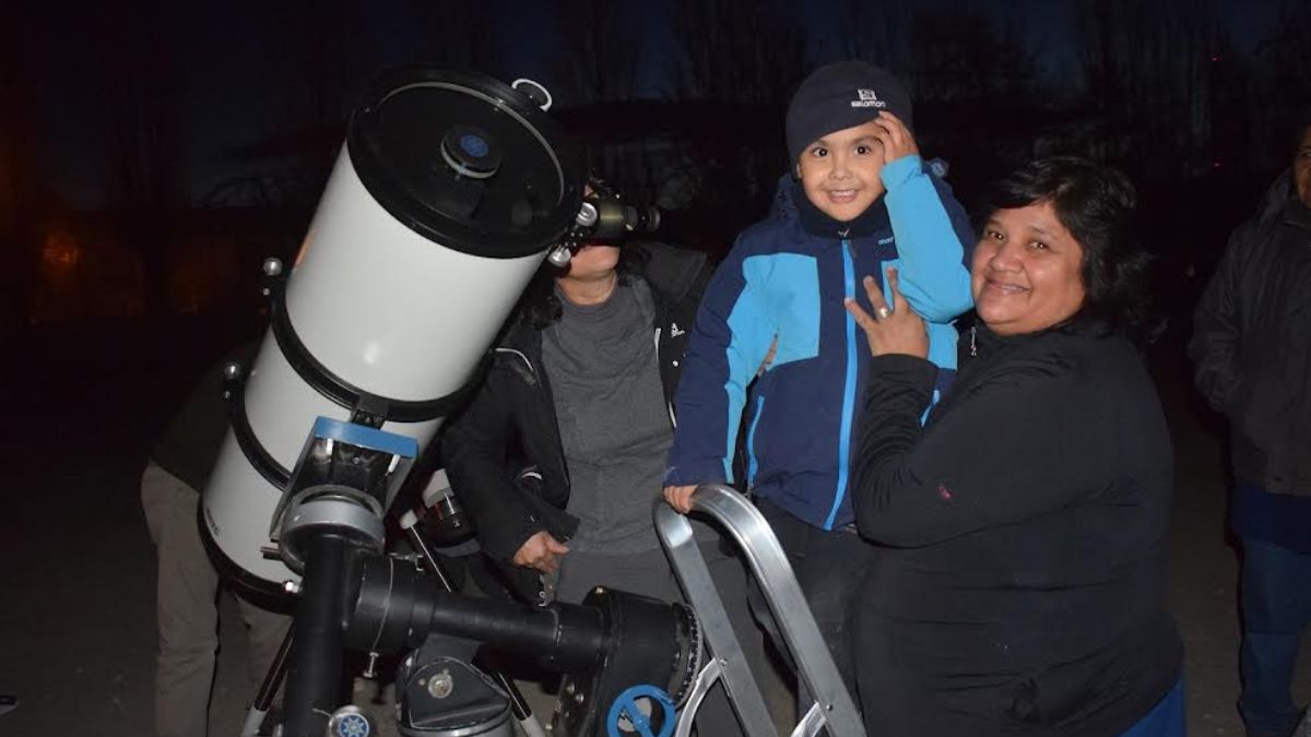 El asombro de los niños de Mariano Moreno al mirar el cielo con telescopios thumbnail