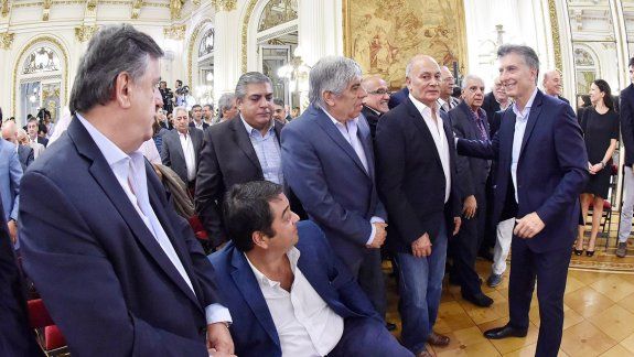 Mauricio Macri, ayer, saludando a dirigentes sindicales en Casa Rosada en ocasión de los anuncios referidos a Ganancias.