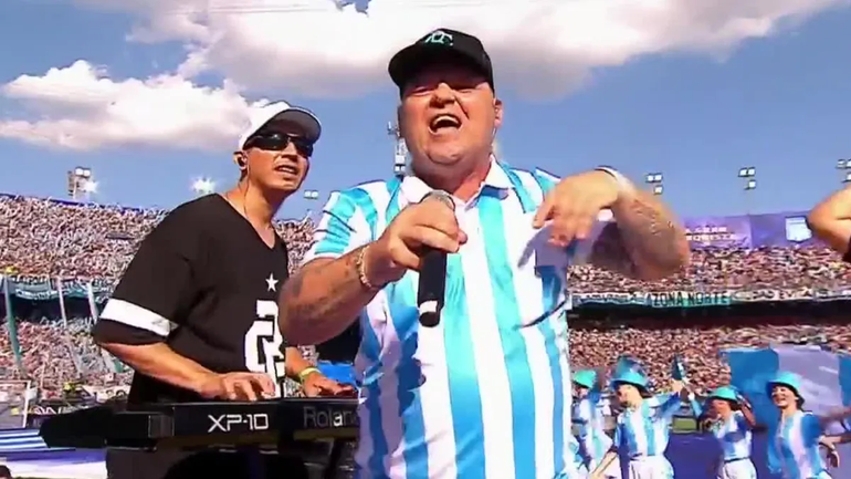 El Pepo representó a Racing en el show de la previa a la final.