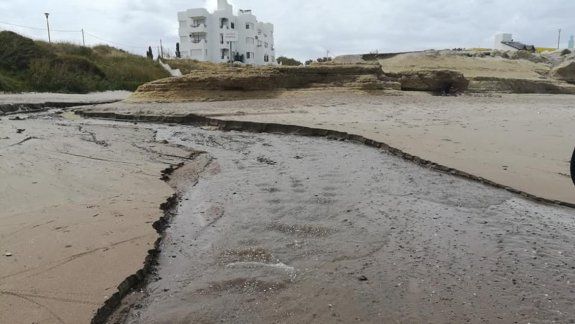 Otra vez: derrame cloacal en Las Grutas desemboca en el mar