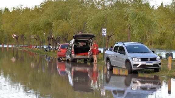 Desbordó el Limay e inundó parte  del balneario Sandra Canale