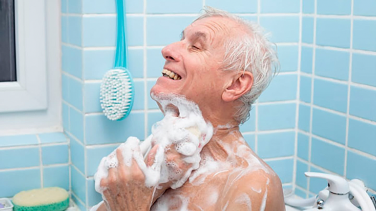 Los adultos mayores no deben bañarse todos los días: cada cuánto