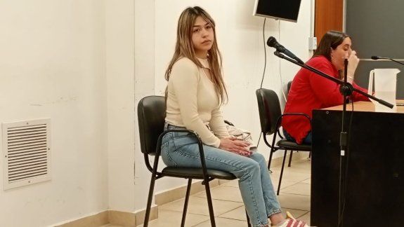 Claudia Soledad Silva, acusada de atropellar y matar a una automovilista se refugió en Cipolletti, donde la detuvieron. Será extraditada a Neuquén, donde investigan el hecho.&nbsp;