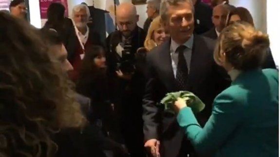Una mujer le entregó un pañuelo verde al Presidente
