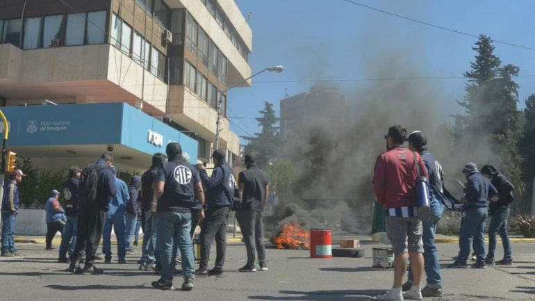 Los trabajadores del EPAS cortan calles y hay caos en el centro