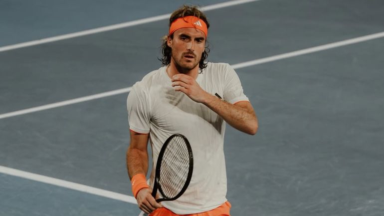 Stefano Tsitsipas quedó afuera del Australian Open y contó que sufrió una insólita lesión.