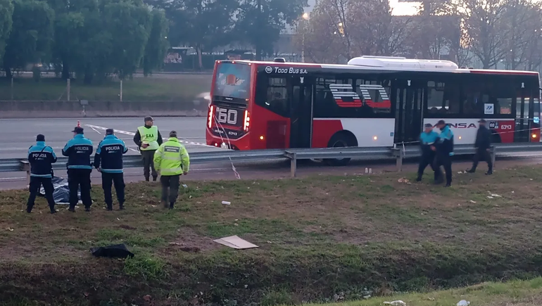 Intentó robar un colectivo y había dos policías: murió en el tiroteo