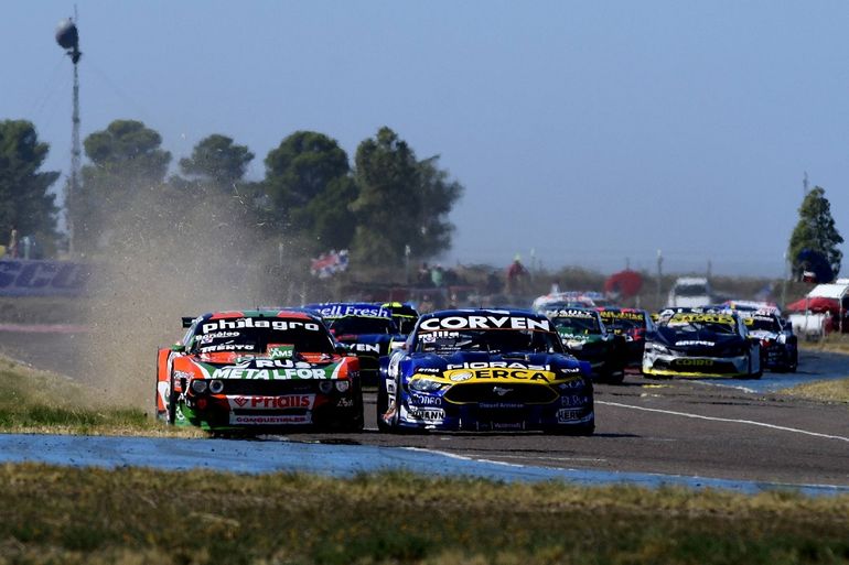 Turismo Carretera: Manu Urcera sumó fuerte en Viedma y Castellano ganó la primera fecha