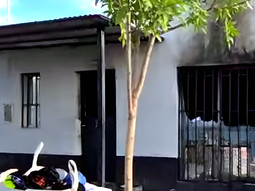 El incendio afectó un salón ubicado en el frente de la vivienda ubicada en el DVN. Los dueños afirman que el perro los alertó con sus ladridos. El incendio afectó un salón ubicado en el frente de la vivienda ubicada en el DVN. Los dueños afirman que el perro los alertó con sus ladridos.