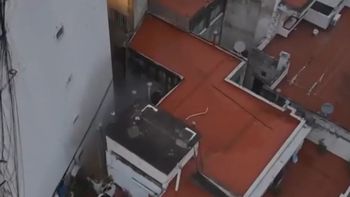 El incendio se desató en un departamento del último piso y obligó a evacuar a los vecinos del edificio. El incendio se desató en un departamento del último piso y obligó a evacuar a los vecinos del edificio.